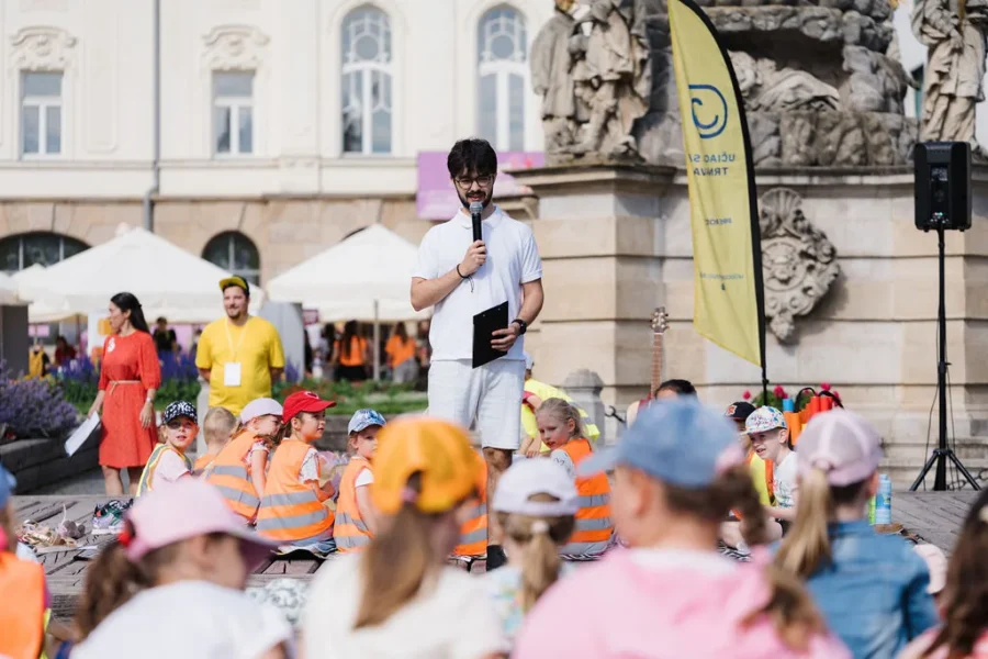 Deti a návštevníci festivalu učenia
